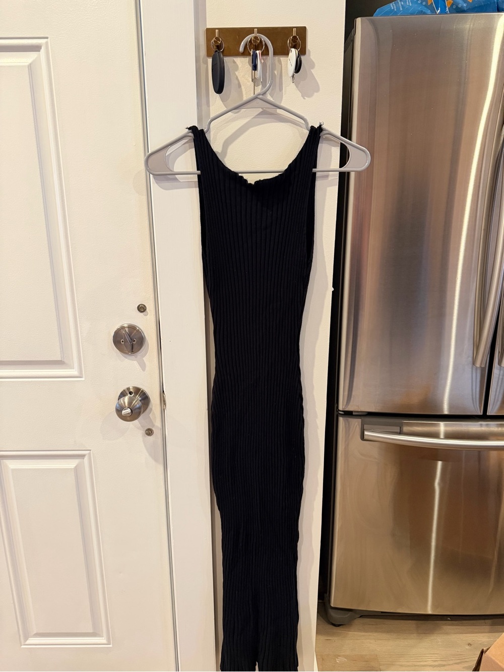 Ribbed Black Maxi Dress - Sleek Sleeveless Silhouette